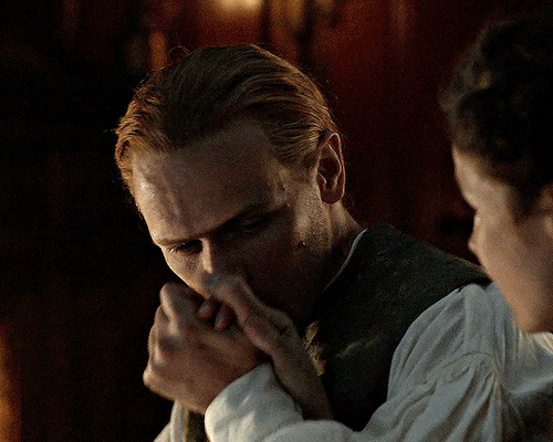 sharpesjoy: Jamie and Claire + soft domestic kissesOUTLANDER | Give Me Liberty (6.05)