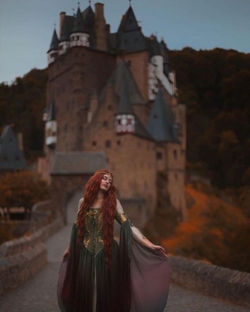 silvaris: Autumn fairytale at Eltz Castle Photo: @simplysavannahart  model: 