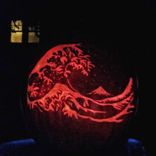 Winner for Best Jack-o’-lantern this evening #TheGreatWave #Hokusai #jackolantern