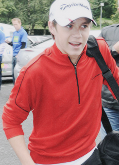   because niall looks good in red  