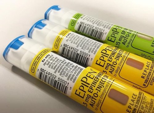 FILE PHOTO - EpiPen auto-injection epinephrine pens manufactured by Mylan NV pharmaceutical company for use by severe allergy sufferers are seen in Washington, U.S. on August 24, 2016.  REUTERS/Jim Bourg/File Photo