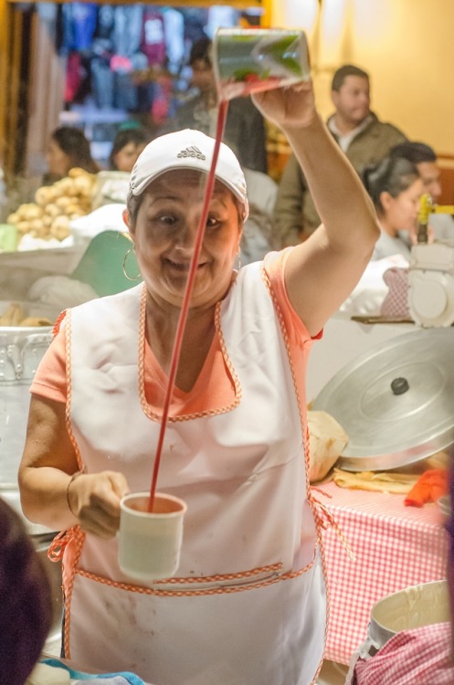 Enfriado de atole. Mercado de antojitos de Uruapan Michoacán. Tamales y atole Tia Rosa. Noviembre 20