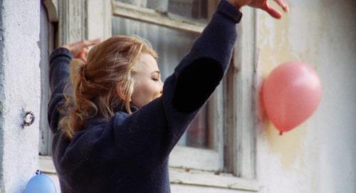  Hints of warm colours amongst cold in A Woman Under the Influence (1974)dir. John Cassavetes / dop.