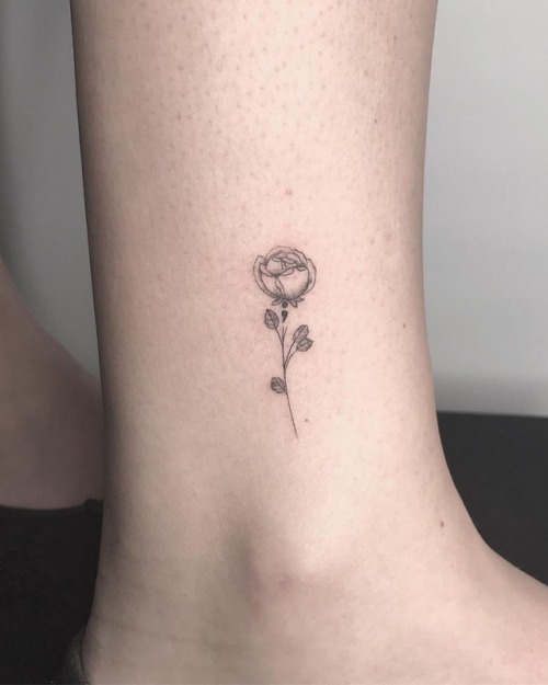 Little rose for Amy’s first today ✨ thanks for coming in! . . . . . #contemporarytattooing #mi