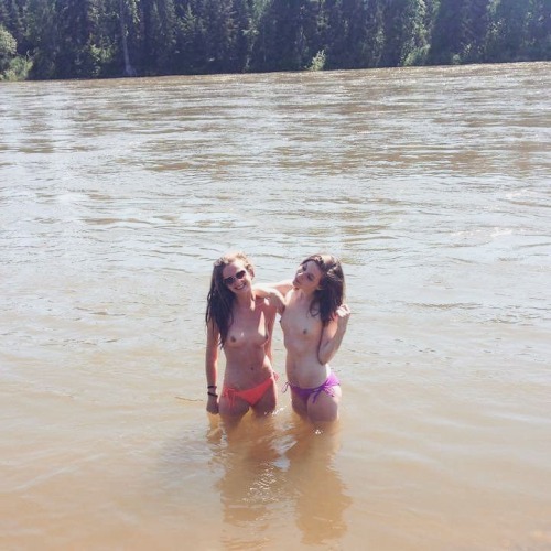 bangdoughp: sunflower-lovechild:  18th birthday river nudes. Wish the water was actually blue   Thes