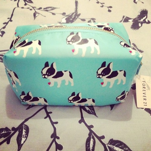 jessiamme:hobbitbird:new make up bag, going to cry when it gets ruined D;I need this!