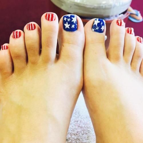 barefootlover: Sharing some patriotic 4th of july toes.  Submit your festive holiday pedicure w