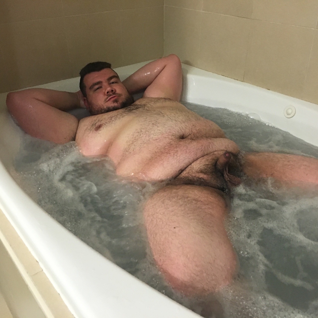 stonecub:  Hotel with a whirlpool tub! 