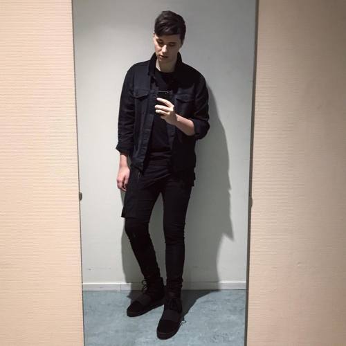 danisnotonfire: when u absorb light the outfit is right