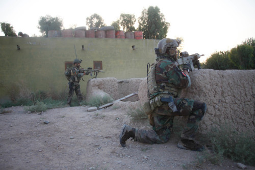 militaryarmament:Members with the 10th Special Forces Group (Airborne), alongside Romanian Special F