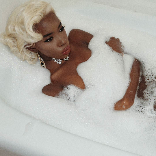 mrcincity:  bangla-desi:  highlitemami:  My dark skin blonde inspiration  i died.