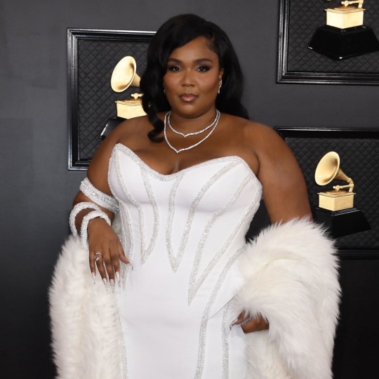 Sex coutureicons:lizzo wearing versace at the pictures