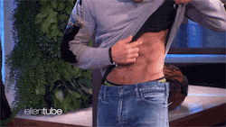 hotmal3celebrities:  Zac Efron Compares Abs to His Wax Figure