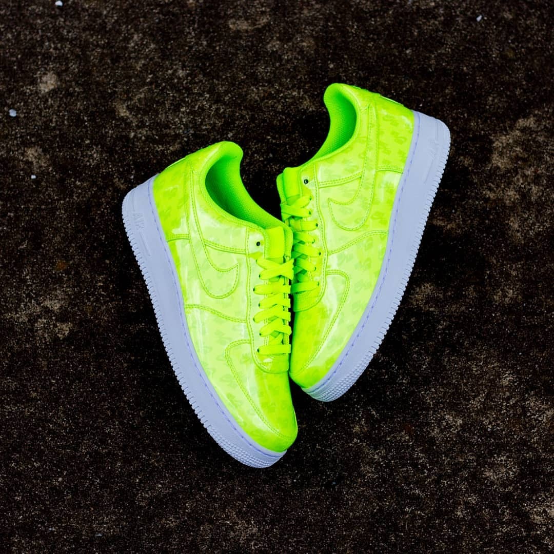 lime green nike air force 1 07 lv8 uv volt