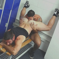 thenakedbro:  looking for a workout buddy.