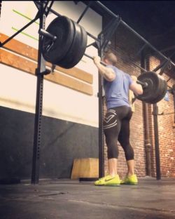 polygraphnow:Respect the booty #strengthisbooty #functionalthickness #squat #athlete #TeamNovem #mightymouse #crossfit #🍑 @crossfitnovem (at CrossFit Novem)