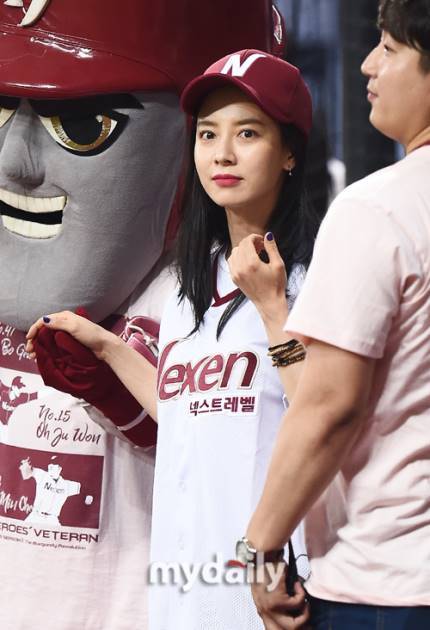 170704 - Jihyo for the opening of 2017 KBO League Baseball Game today..[Nexen Heroes vs Hanwa Eagles