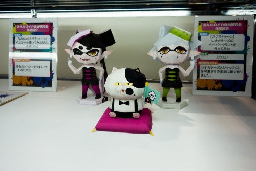 pasocham:  Splatoon area at Game Party Japan. Real weapons and neat paper craft displays and mini gear!   O oO <3