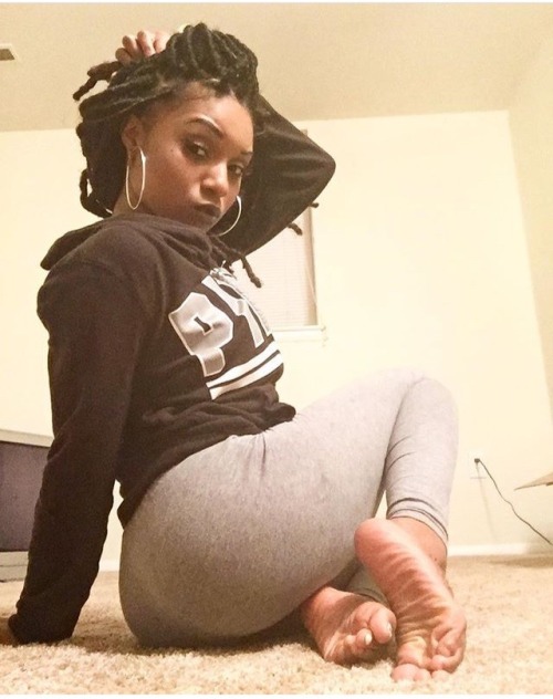 If you’re a fan of ebony feet, or just feet in general, you need to be following @sexycaramela