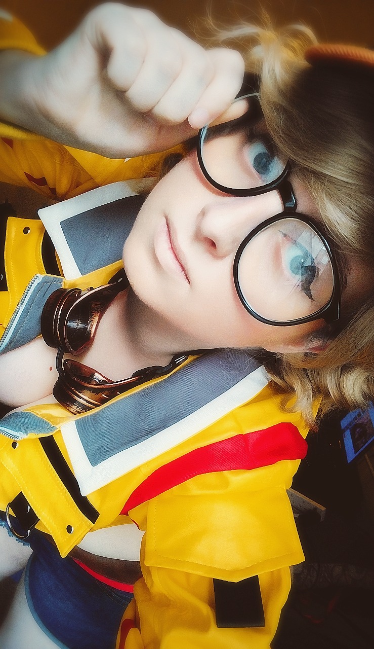 destiny-islanders:  stylishchocobutt: I need a fic where Cindy wears glasses. Like,