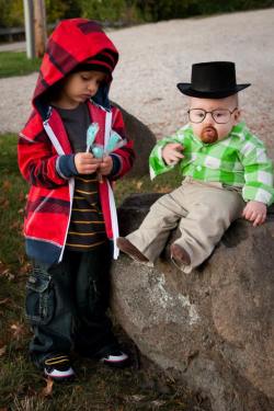 dailybreakingbad:  Breaking Baby… Babying Bad? Breaking Bottles… Look, I can’t come up with a clever title. Here’s some little kids dressed up as Walt and Jesse.http://dailybreakingbad.tumblr.com/ 