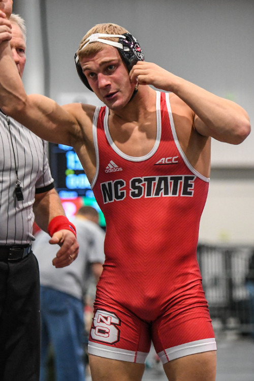 tallguyswithsmalldicks: silverskinsrepository:Hayden Hidlay Is there anything better than a hot wres