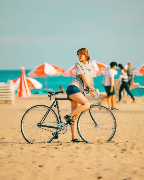 razumichin2: Picture perfect, summer, beach, fixie, fixie girl!