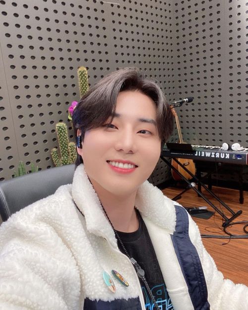 d6official:day6_kisstheradio instagram update with YoungK