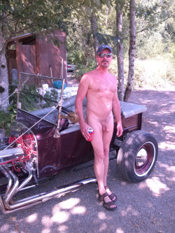 averagedudenextdoor:  nudistguysonly:  Thanks for the photo submission  Decently hung nudist dude posing next to his classic car