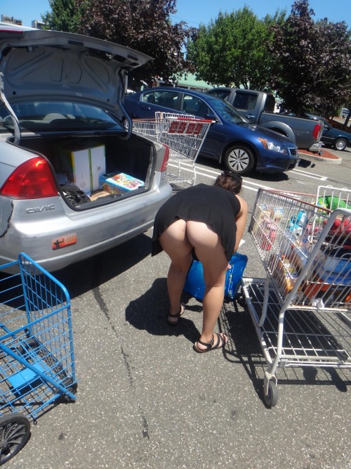 shoppingbabes2:Ass sighting at the supermarket parking lot …  She seems to know just how to get my dander up!