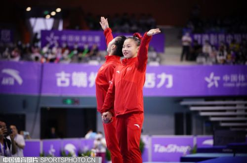 Qi Qi and Guan Chenchen both had their birthday during the recent National Championships. Qi Qi turn