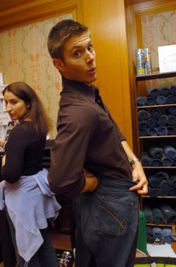 itsajensenthing:  asgardian—angels:  So yeah, photos of Jensen shopping are the best [x]  