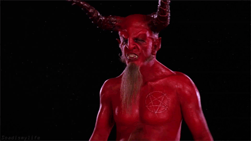 frikadasrandom:  Y aquí tenemos al Demonio Dave Grohl dando caña.