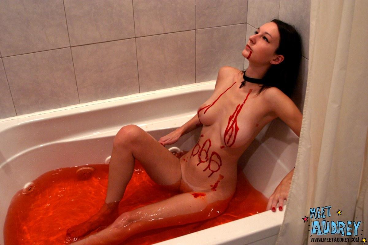 pornodora-lovepussy:  Bloody bath passionate girl blood.. 