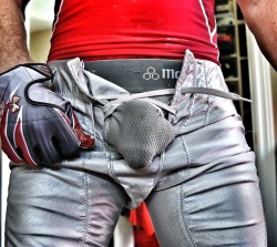 usmcjock:  rugbysocklad:  Hottest bulge ever!  This pic is very popular with those who nick pics!