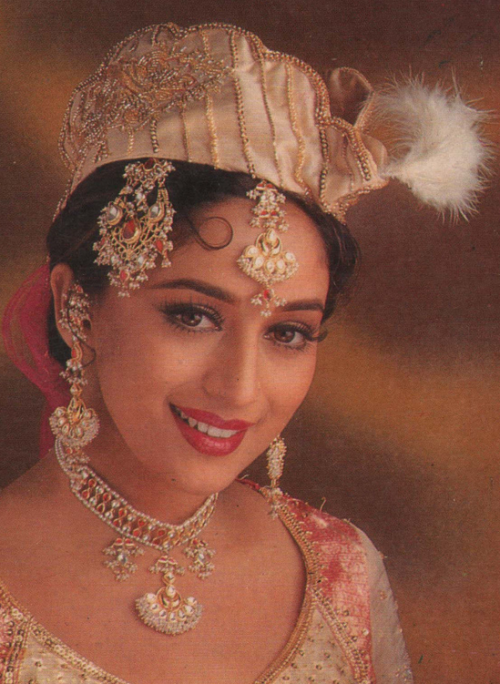 vintageindianclothing:90s Madhuri appears to have been quite the fan of the maang tika.Fairly su