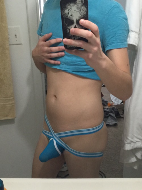 atwinkandhisundies:  *takes naughty pics instead of cleaning room*