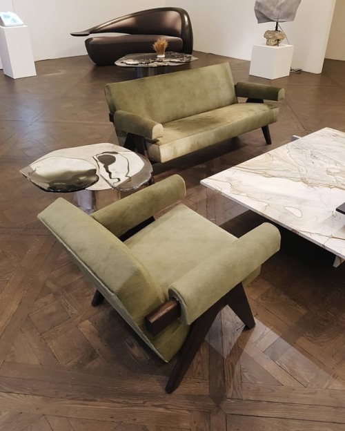 emfile:Pierre Jeanneret armchairs. Marble and glass side table by Vincenzo De Cotiiswww.emfashionfil