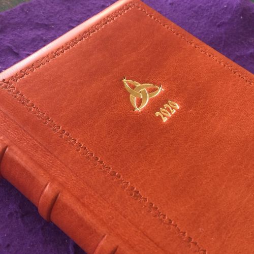 Springback journal with gilding and frame embossed.  www.gatzbcn.com #bookbinding #triquetra #handma