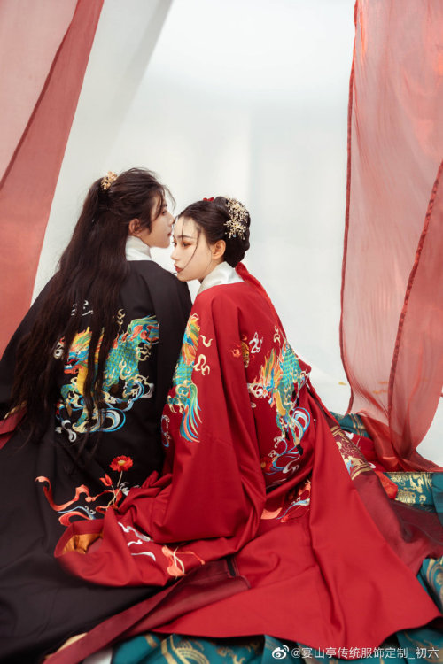 hanfugallery: chinese hanfu by 宴山亭 The second set of hanfu depicts the mythical Chinese beast called