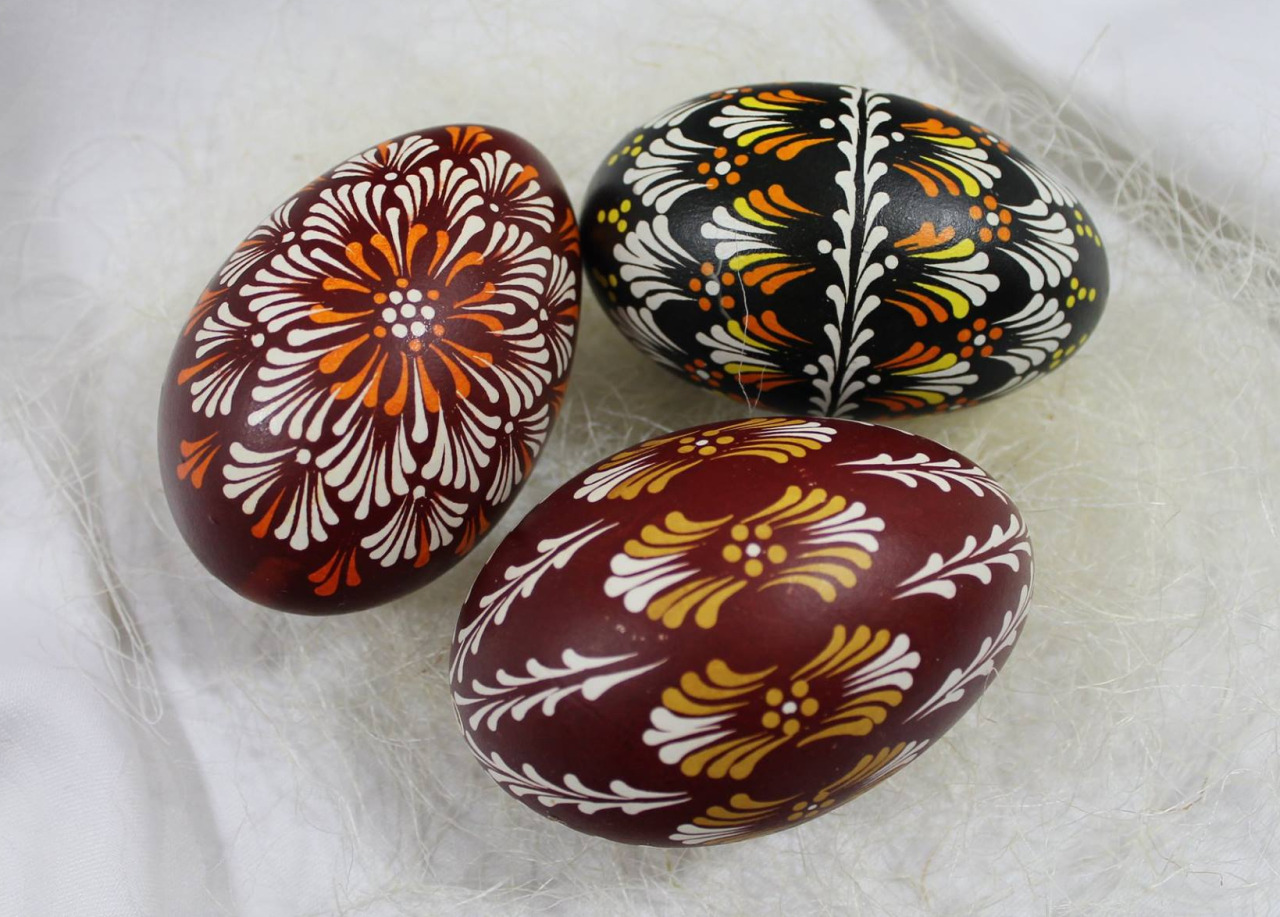 Pisanki (Polish Easter eggs) made in batik technique (with the use of melted wax applied on eggs before dyeing).
© pisanki-art.pl