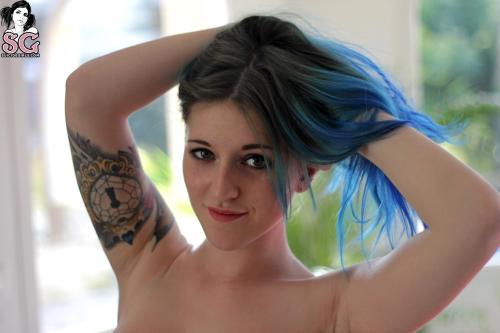 Looky, looky, looky Ain't she pretty, pretty, pretty