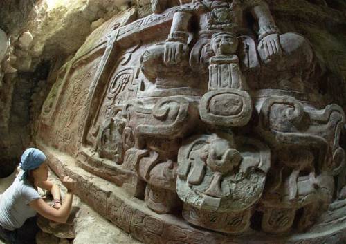 quienesesachica:breakingnews:Monumental Mayan carving found in GuatemalaA Mayan frieze has been disc