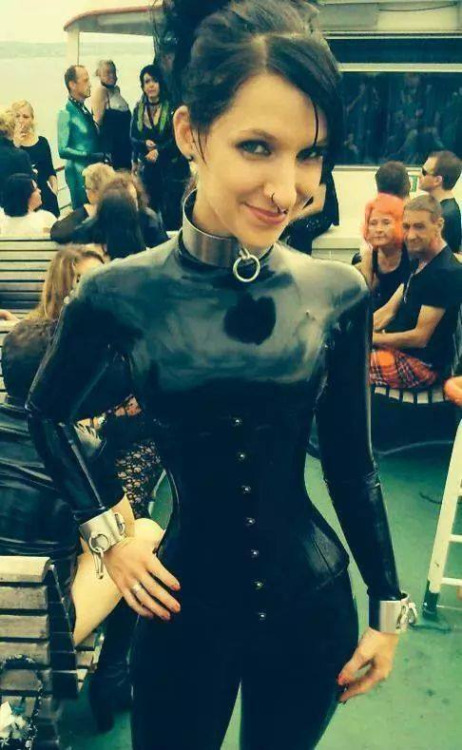 latexgoddess:  morbidotoasterModel_Tinchen_Rocks