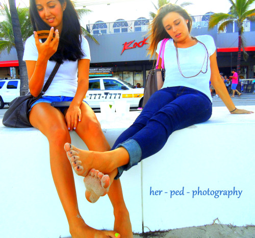 herpedphotography:  Two Florida Girls posing feet and soles for the, her - ped - photography portfolio. Bright green sexy toe nails on the left with a sexy tan. Black sexy toe paint on the left, with a beautiful smile on the right. Both girls are very