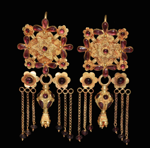 gemma-antiqua:Ancient Greek gold and garnet earrings, dated to the 4th century BCE. 