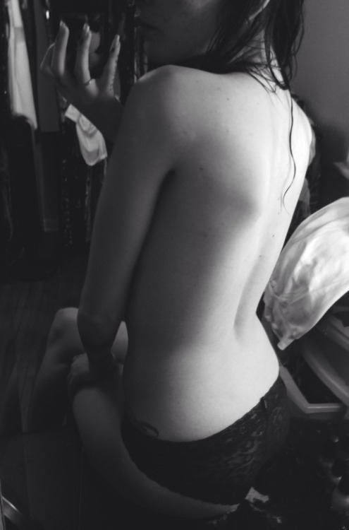 miisspots:  Im supposed to be getting ready but it’s sunday, so I’m taking pictures of my butt instead. 