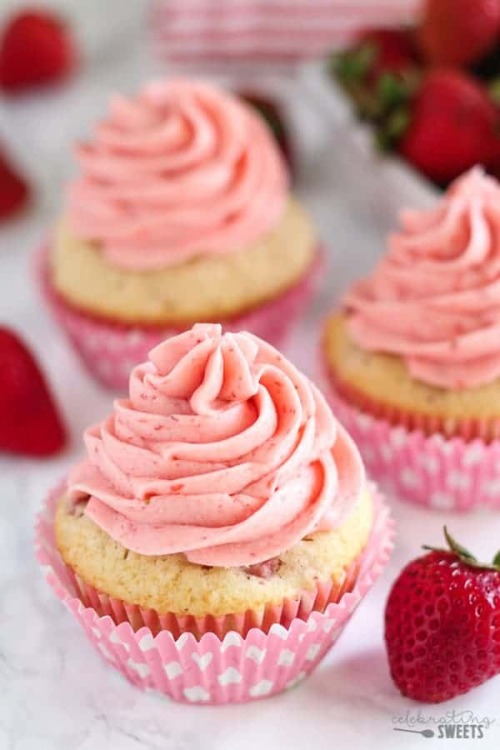 Strawberry Buttercream Ingredients  ½ cup freeze dried strawberries5-8 fresh strawberrie