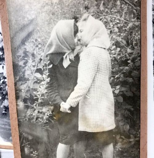 “My grandmother with her friend” USSR via Karolina Prikhod'ko/tebya.zovut (VK)