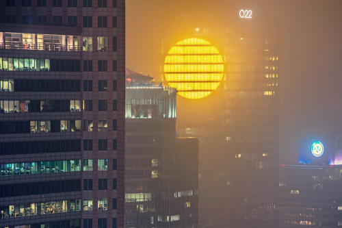 vislokawitch:themysteryoftheordinary:Artificial sun installed on one of the skyscrapers in Warsaw, P